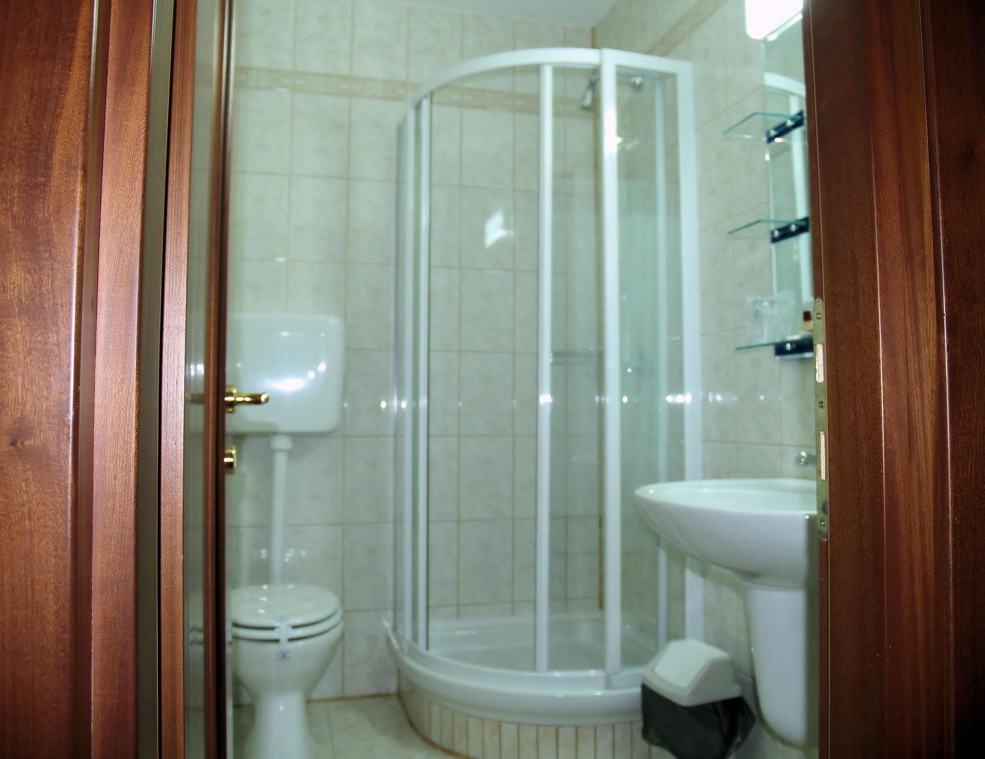 Hotel Floris شيا المظهر الخارجي الصورة